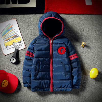 Modern gyerekkabát fiúknak kapucnival és hímzéssel