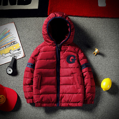 Modern gyerekkabát fiúknak kapucnival és hímzéssel