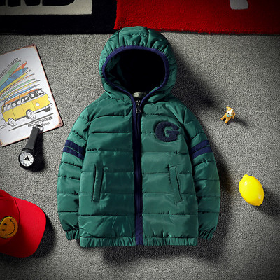 Modern gyerekkabát fiúknak kapucnival és hímzéssel