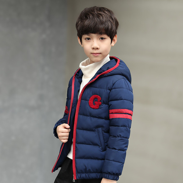 Modern gyerekkabát fiúknak kapucnival és hímzéssel