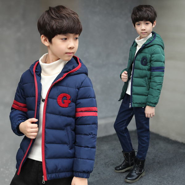 Modern gyerekkabát fiúknak kapucnival és hímzéssel