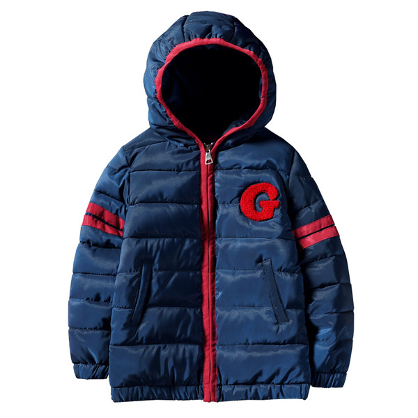 Modern gyerekkabát fiúknak kapucnival és hímzéssel