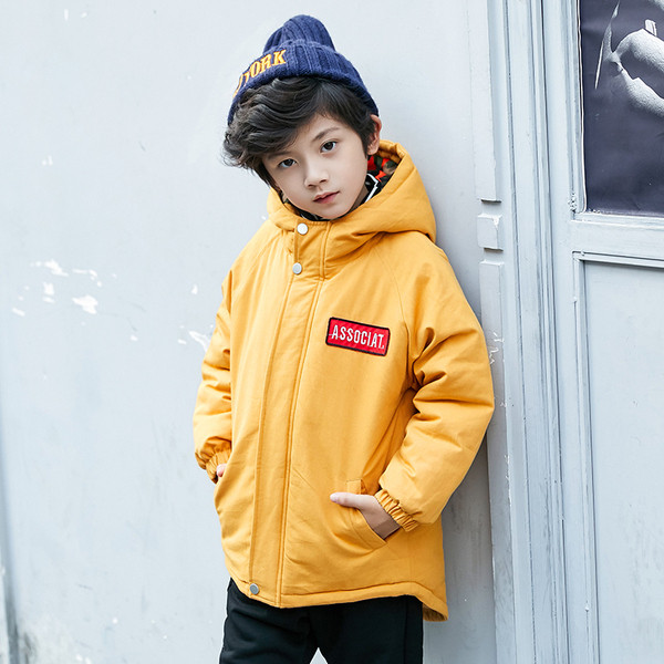 Gyerek modern kabát fiúknak, hátul rátéttel