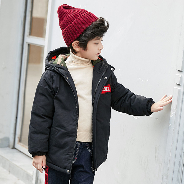 Gyerek modern kabát fiúknak, hátul rátéttel