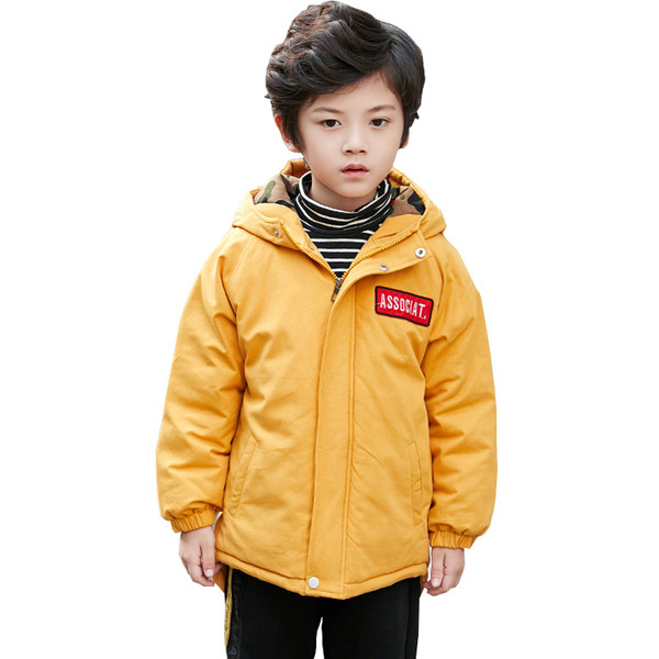 Gyerek modern kabát fiúknak, hátul rátéttel