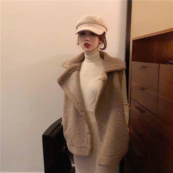 Modern női pehelymellény barna színben