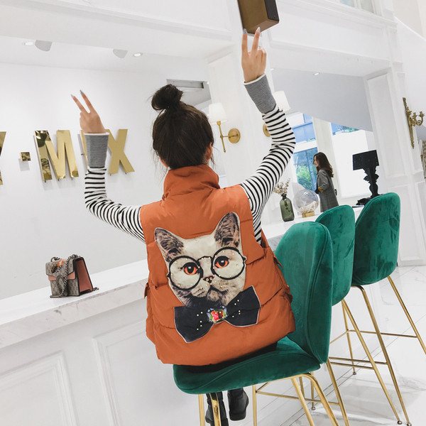 Vestă modernă de damă cu aplicare de culoare și element 3D în două culori