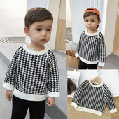 Alkalmi gyerekpulóver fiúknak fekete-fehér színben