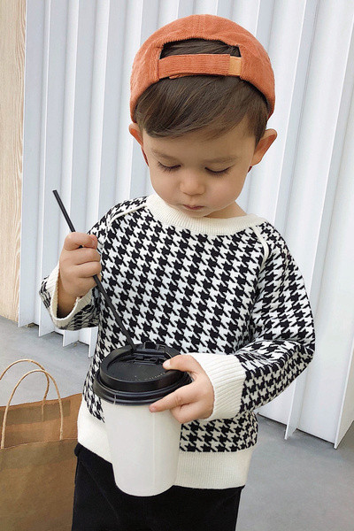 Alkalmi gyerekpulóver fiúknak fekete-fehér színben