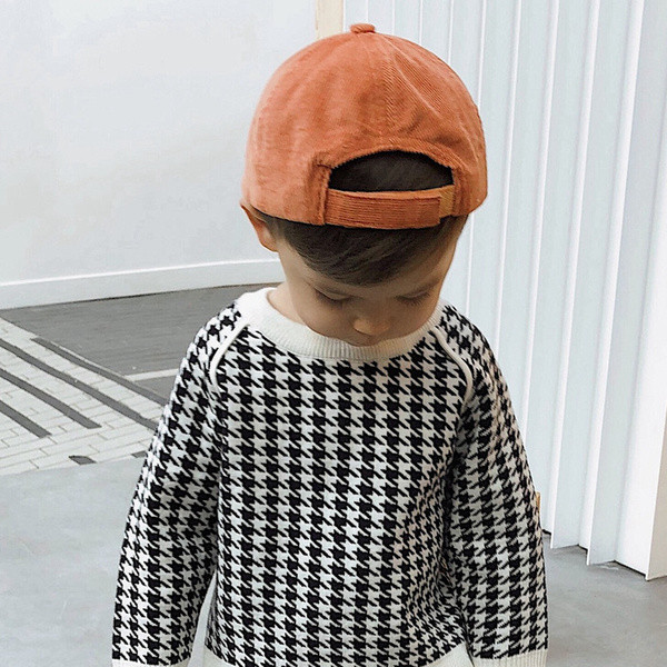 Alkalmi gyerekpulóver fiúknak fekete-fehér színben