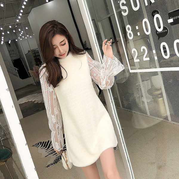 Fehér csipkeujjú női ruha