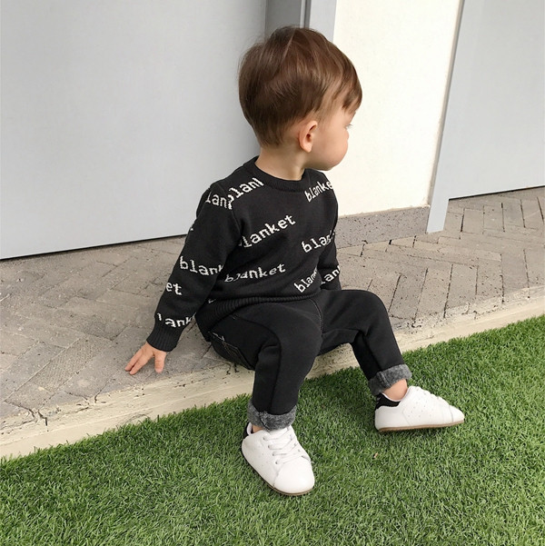 Stílusos gyerekpulóver fiúknak fekete színben