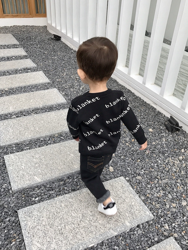 Stílusos gyerekpulóver fiúknak fekete színben