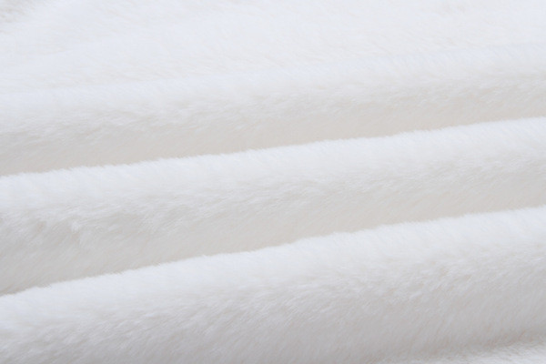 Női pehelypulóver magas gallérral, fehér színben