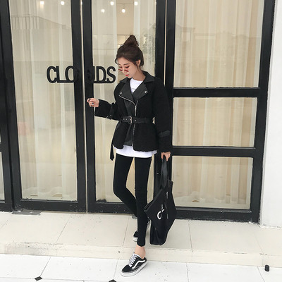 Stílusos női kabát fehér és fekete övvel