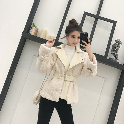 Stílusos női kabát fehér és fekete övvel