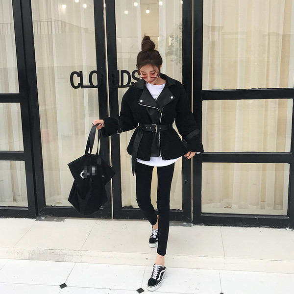 Stílusos női kabát fehér és fekete övvel