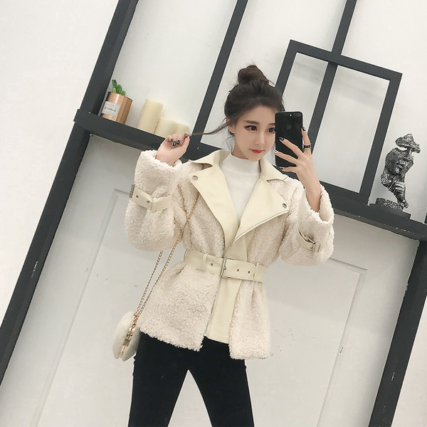 Stílusos női kabát fehér és fekete övvel