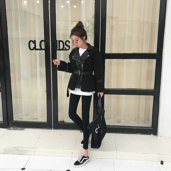 Stílusos női kabát fehér és fekete övvel