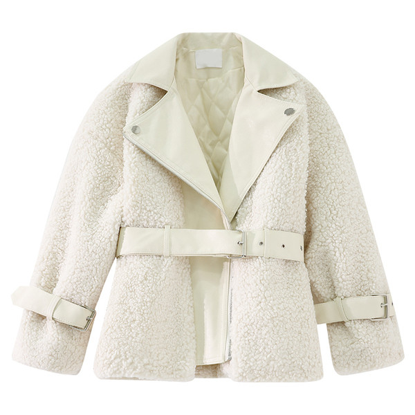 Stílusos női kabát fehér és fekete övvel