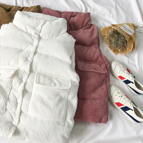 Modern női mellény fehér, rózsaszín és barna zsebekkel