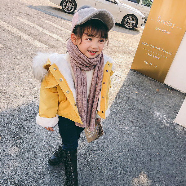 Modern gyerekdzseki lányoknak puha béléssel és kapucnival