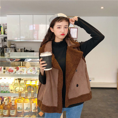 Κομψή χνουδωτή κυρία σε ελαφρύ και σκούρο χρώμα