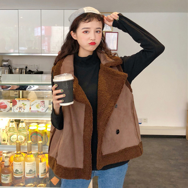 Κομψή χνουδωτή κυρία σε ελαφρύ και σκούρο χρώμα