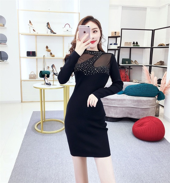 Stílusos női ruha fekete kövekkel