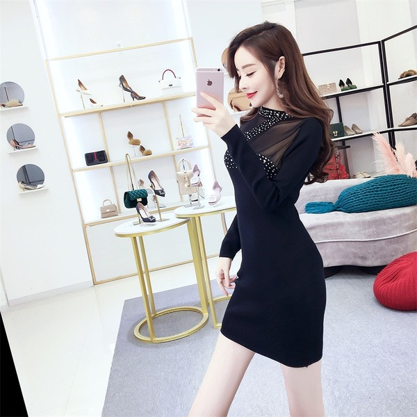 Stílusos női ruha fekete kövekkel