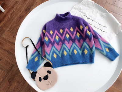 Το casual πουλόβερ των παιδιών σε ρέοντα χρώματα