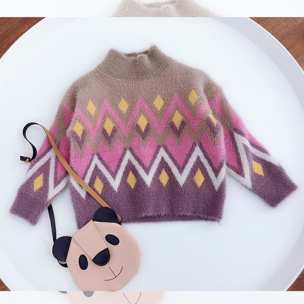 Το casual πουλόβερ των παιδιών σε ρέοντα χρώματα