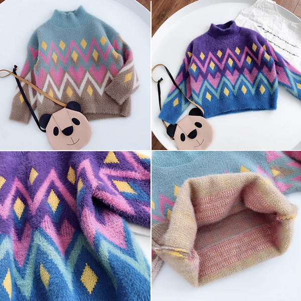 Το casual πουλόβερ των παιδιών σε ρέοντα χρώματα