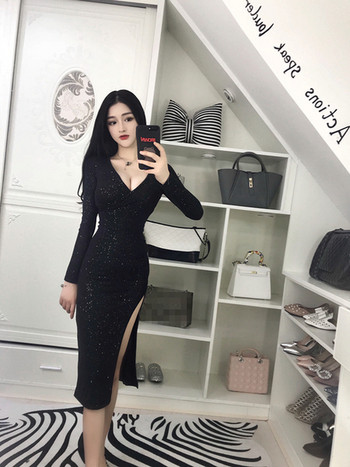 Stílusos női ruha fekete színben, hasítékkal