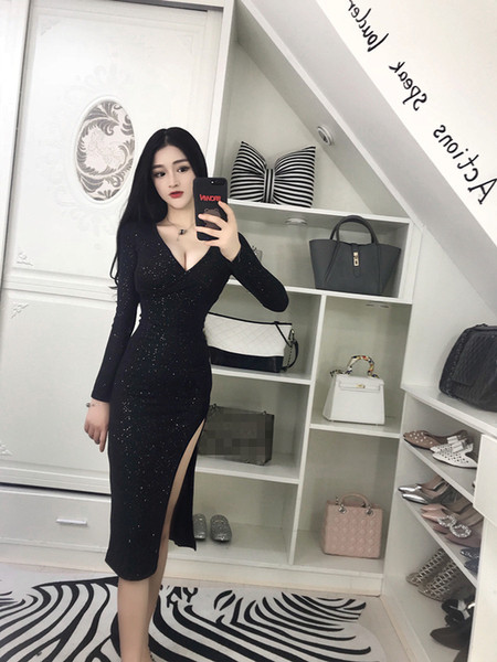 Stílusos női ruha fekete színben, hasítékkal