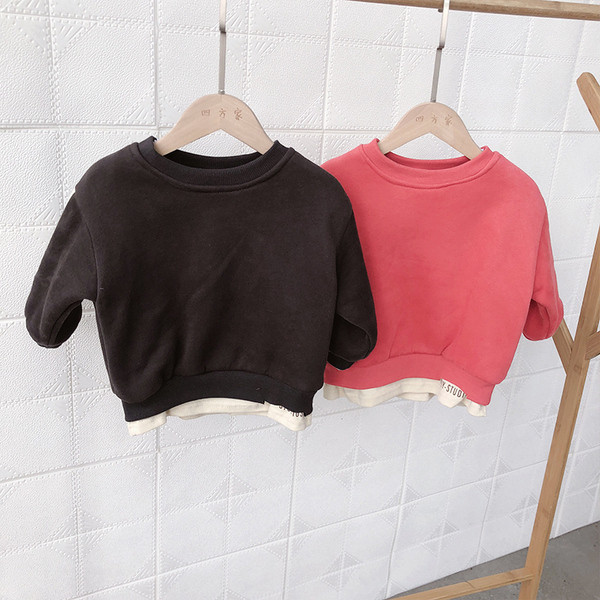 Απλό πουλόβερ σε δύο χρώματα με σημάδι στην πλάτη