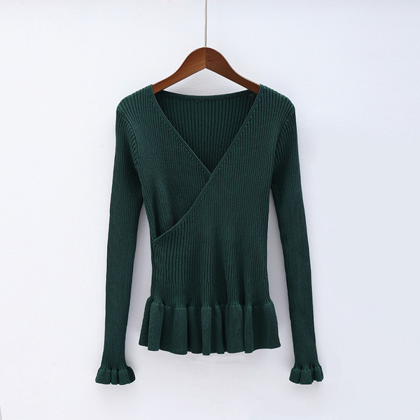 Модерен дамски пуловер с V-образно деколте и волани в няколко цвята