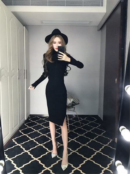 Stílusos női téli ruha polo gallérral, két színben