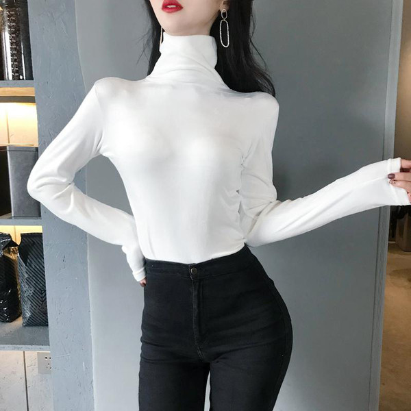 Női alkalmi blúz pólógallérral, fekete-fehér színben