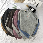 Alkalmi férfi pulóver hímzéssel és feliratokkal