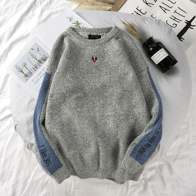 Alkalmi férfi pulóver hímzéssel és feliratokkal