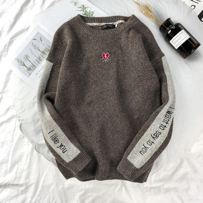 Alkalmi férfi pulóver hímzéssel és feliratokkal