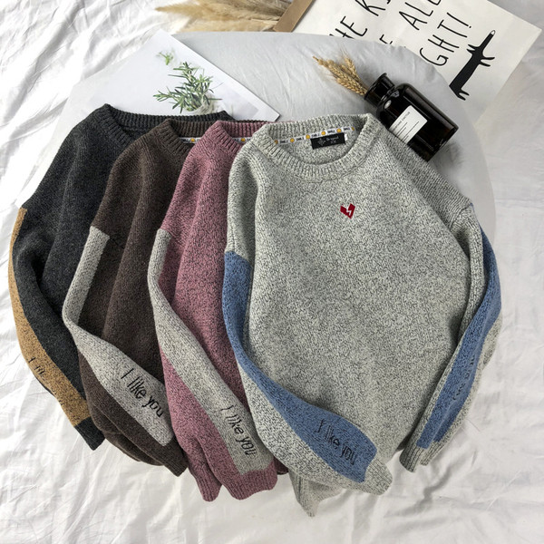 Alkalmi férfi pulóver hímzéssel és feliratokkal