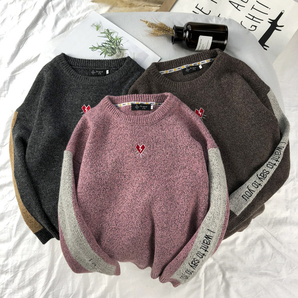 Alkalmi férfi pulóver hímzéssel és feliratokkal