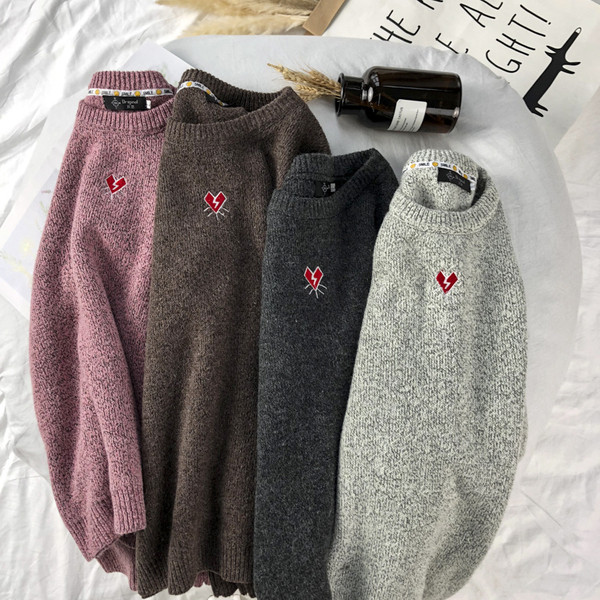 Alkalmi férfi pulóver hímzéssel és feliratokkal