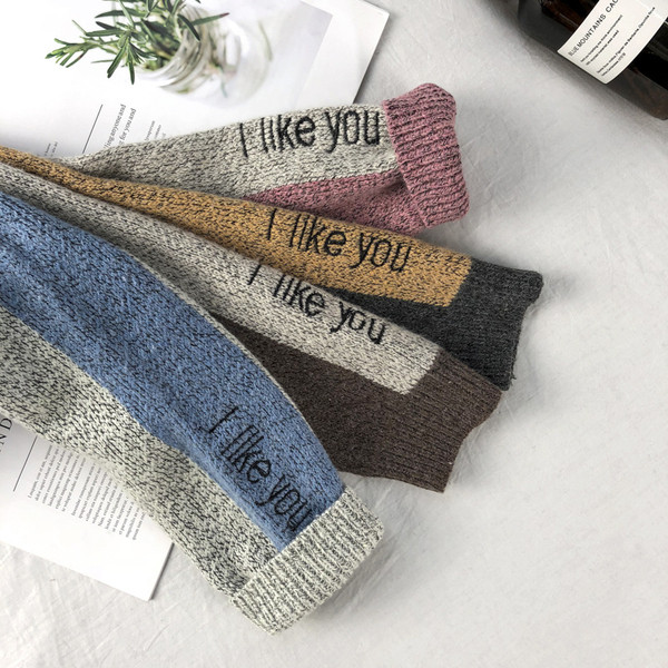 Alkalmi férfi pulóver hímzéssel és feliratokkal