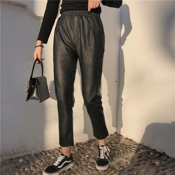 Aktuális női nadrág eko bőrből gumis derékkal, fekete színben