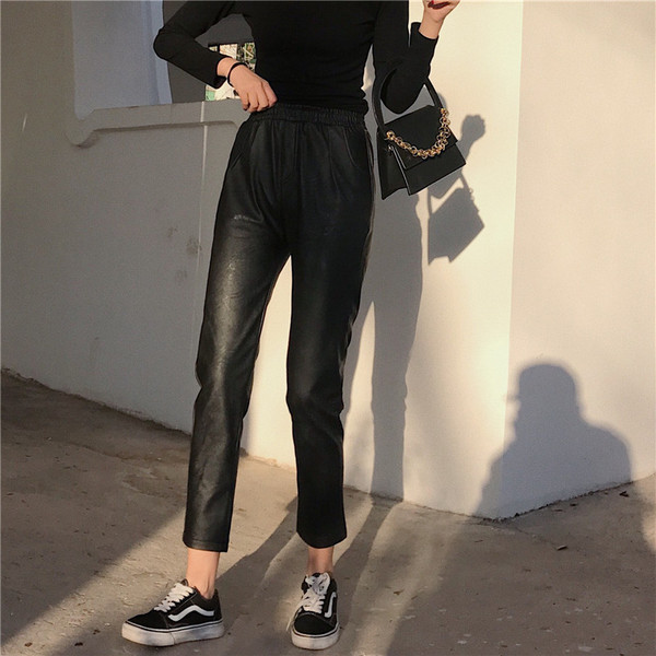 Aktuális női nadrág eko bőrből gumis derékkal, fekete színben