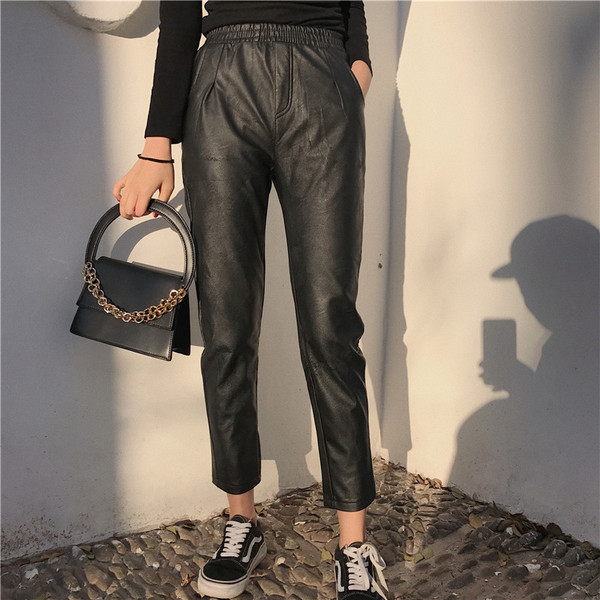 Aktuális női nadrág eko bőrből gumis derékkal, fekete színben