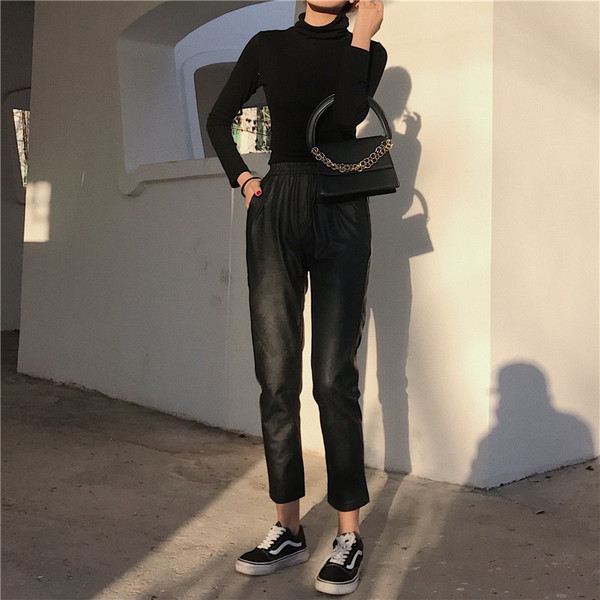 Aktuális női nadrág eko bőrből gumis derékkal, fekete színben